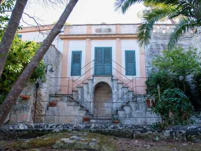 ...per giungere davanti a una costruzione neoclassica dai colori bianco e rosa